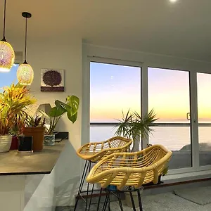 stunning-sea-view-two-bed-apartment-with-balcony.bournemouth-hotels.org/